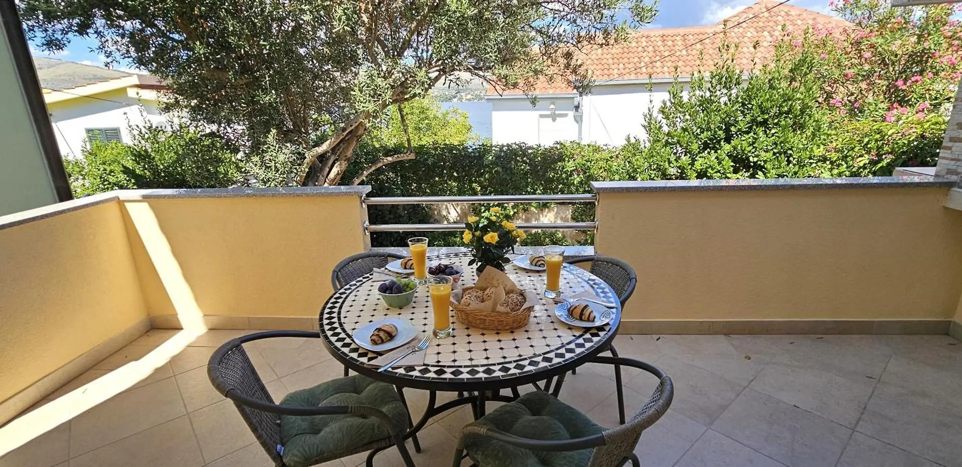 Holiday home Spacious Villa Lush Garden Private Access To Beach Trogir