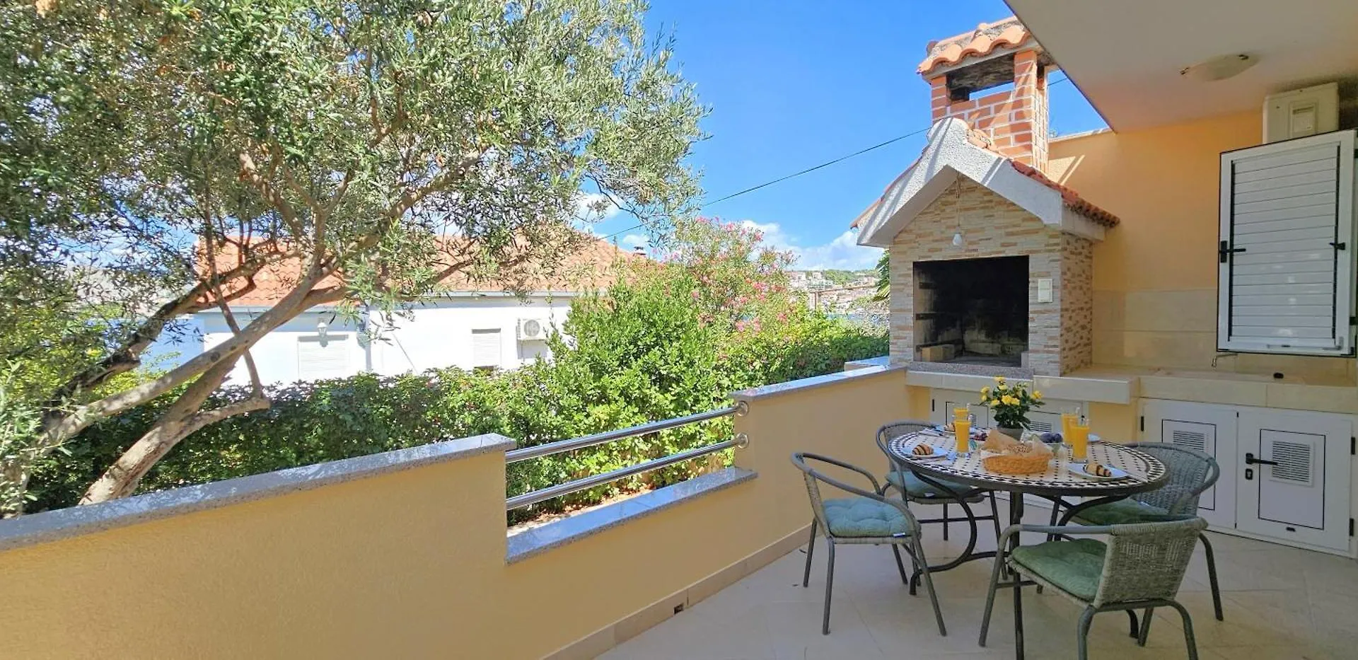 Spacious Villa Lush Garden Private Access To Beach Trogir