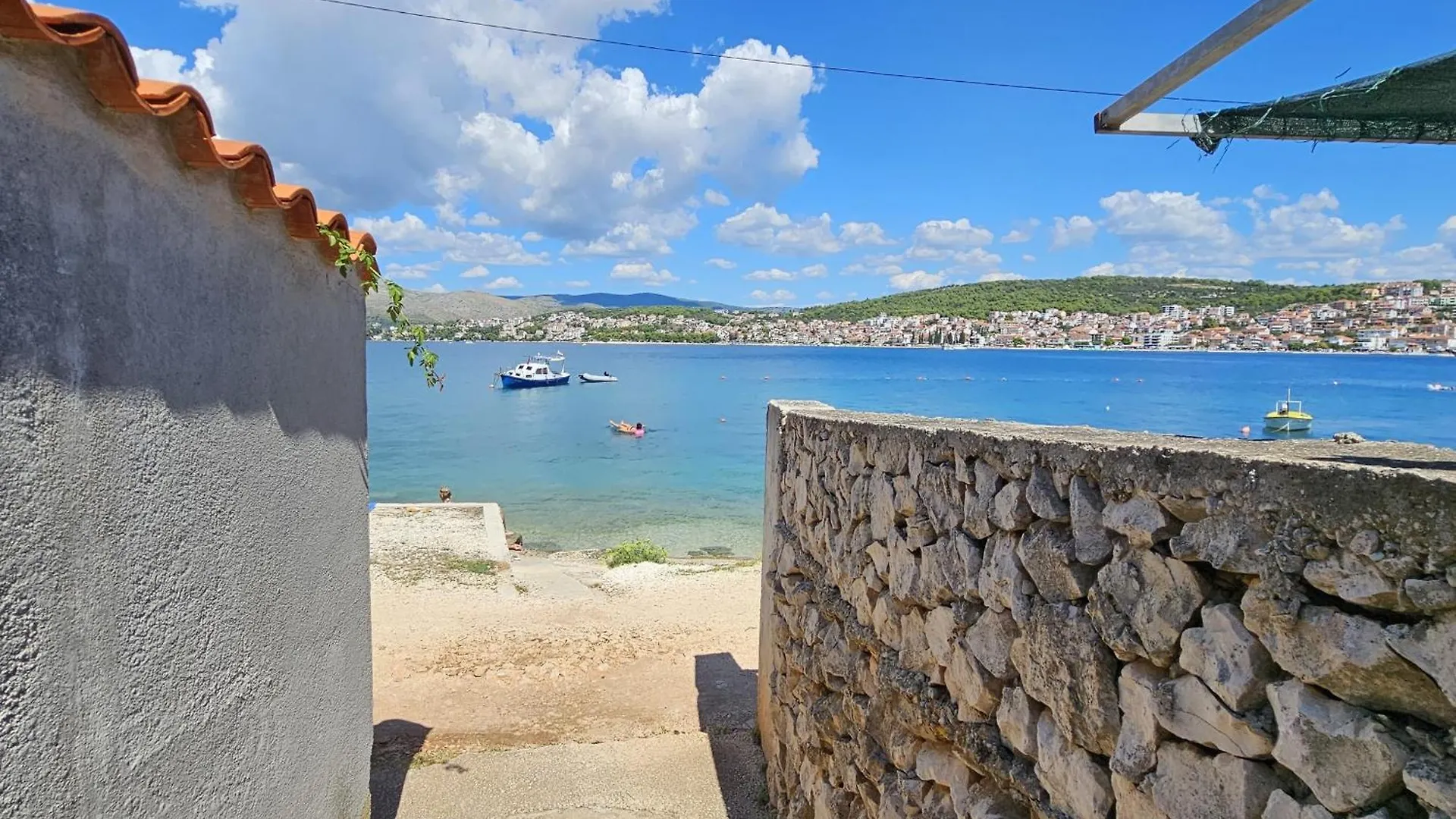 Spacious Villa Lush Garden Private Access To Beach location